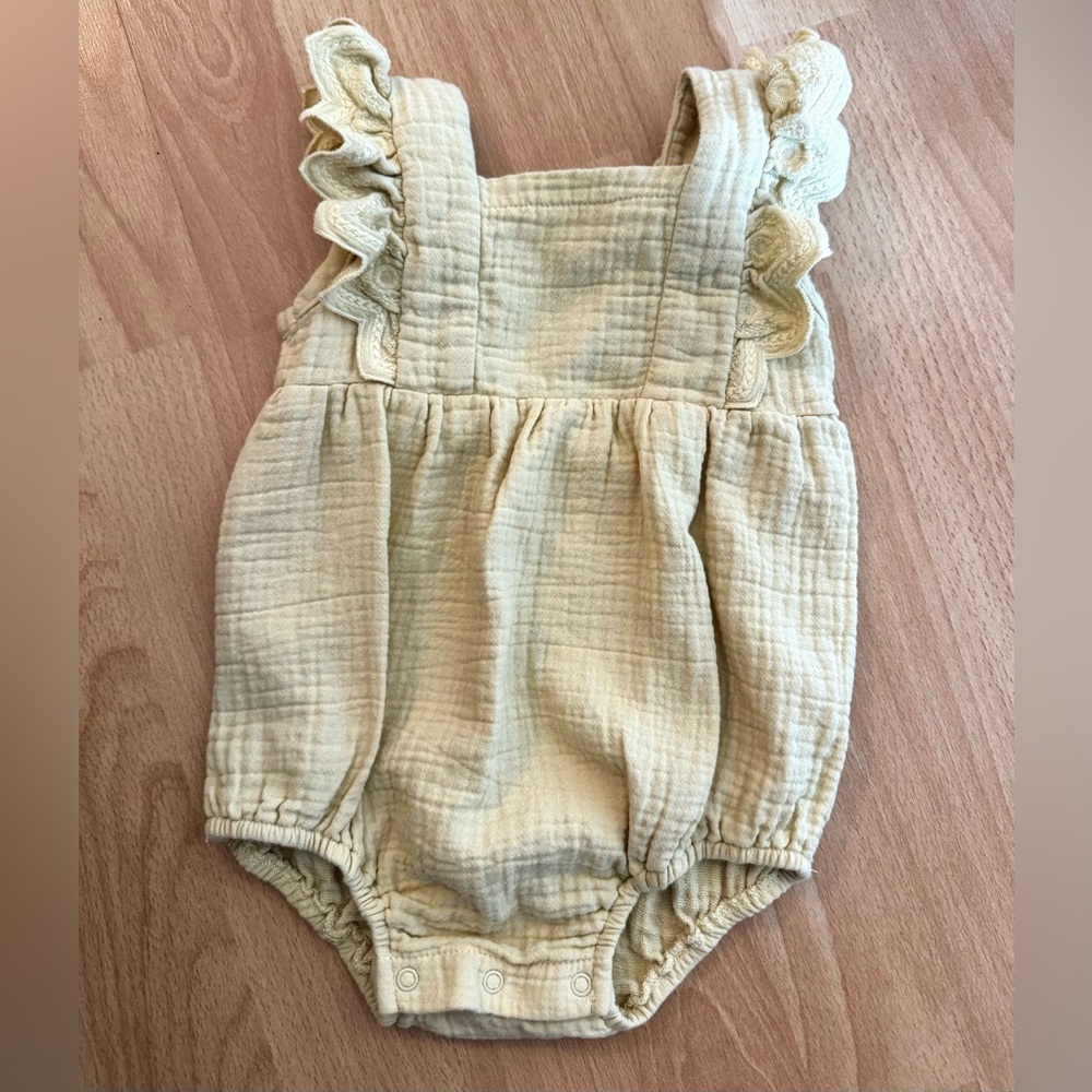 Quincy Mae soft yellow romper 6-12m